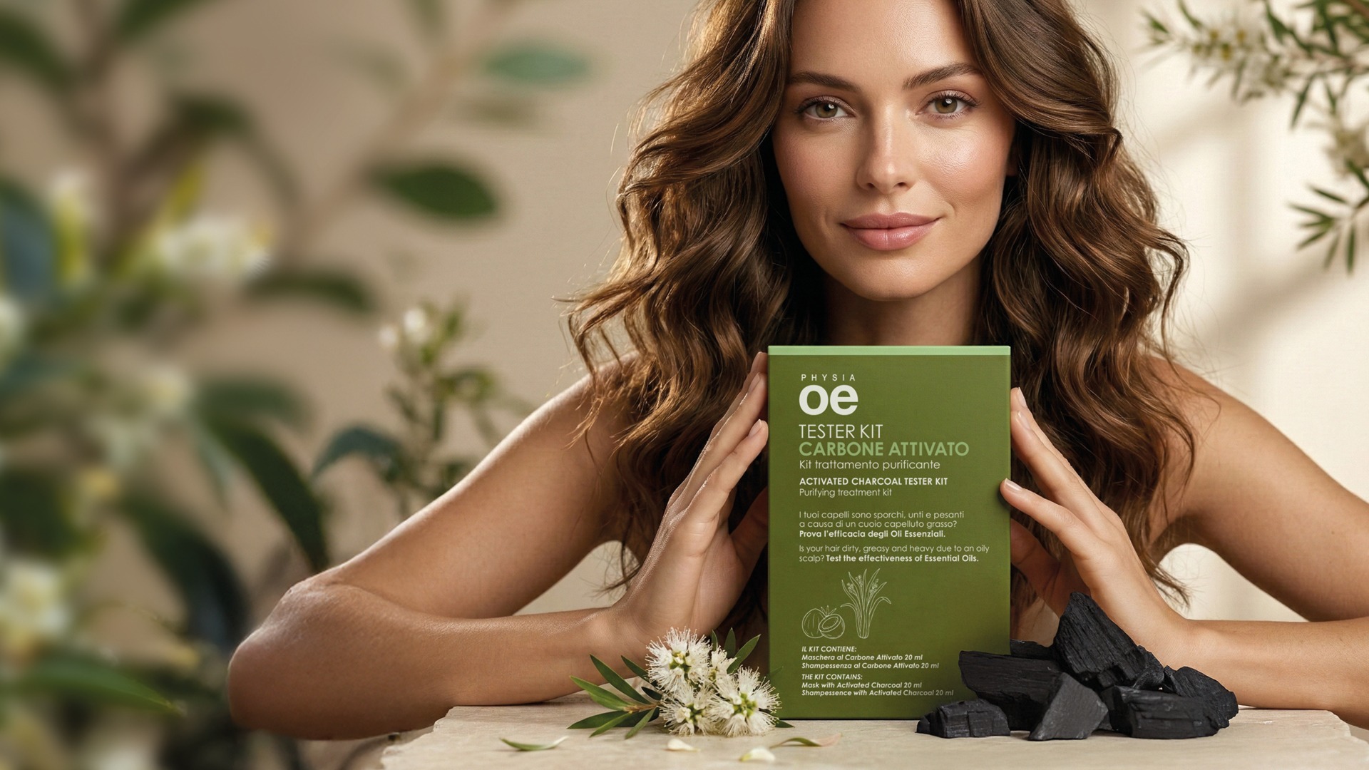 Ragazza tiene in mano il tester kit al carbone attivato 